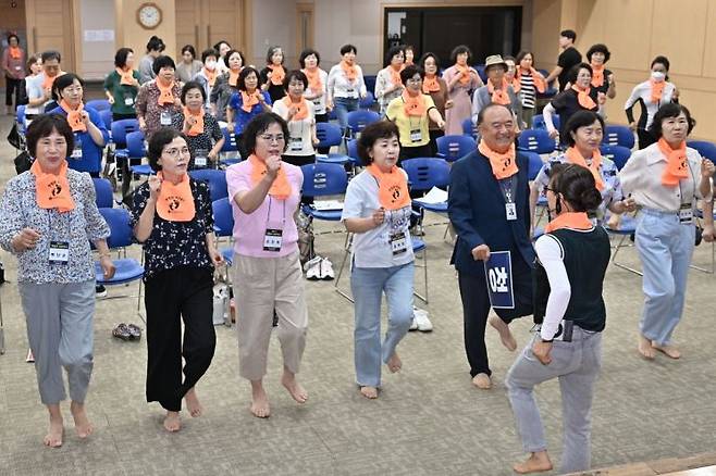 광주 서구 주민들이 7일 서구청 들불홀에서 열린 건강수명 100세까지, 걸어서 100세까지 '제4기 맨발로 청춘학교'에서 전문 강사로부터 맨발 걷기 방법을 배우고 있다. 광주 서구 제공