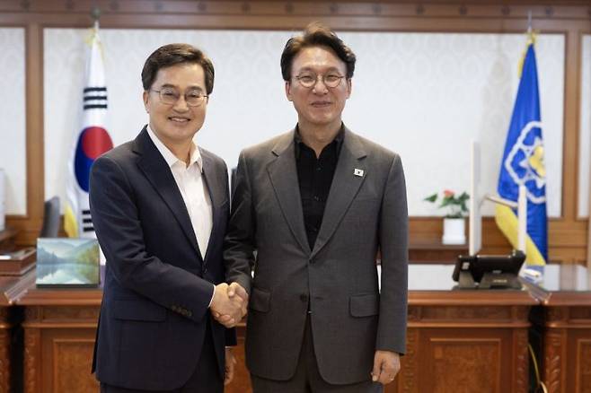 김동연 경기도지사(왼쪽)가 7일 김민석 국무총리와 면담에 앞서 반갑게 악수를 하고 있다. 경기도 제공