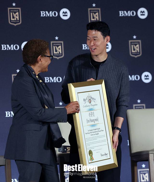 손흥민에게 시민권을 선사하는 캐런 베스 LA 시장