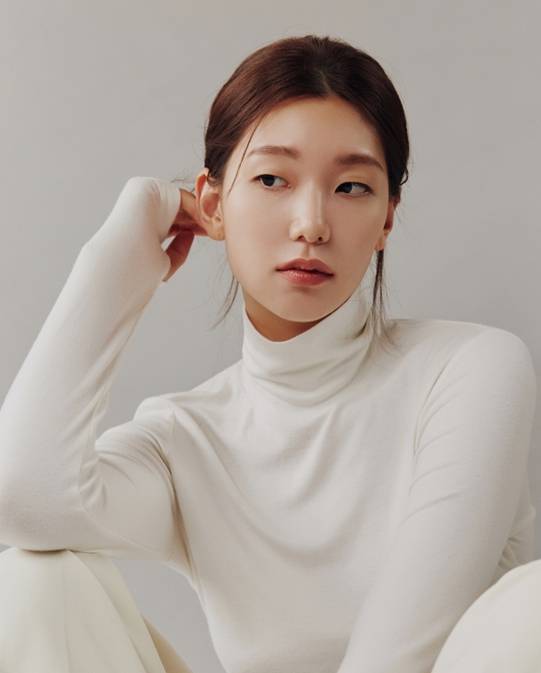 ‘굿보이’ 마귀는 잊어라…이호정, 청순과 시크 담은 새 프로필