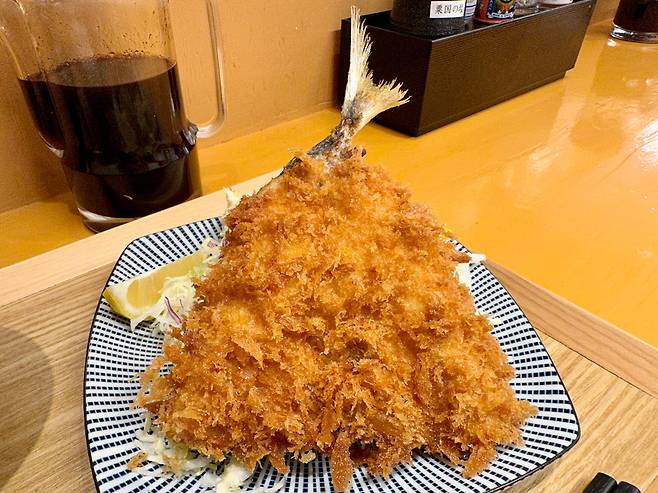 일본 정식집에서 파는 전갱이 튀김(아지후라이). 아주 흔한 생선까스 메뉴다. /에노모토 야스타카