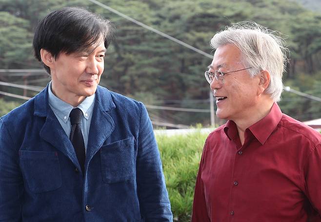 지난 2023년 11월 9일 조국 전 법무부 장관이 경남 양산시 하북면 평산책방에서 열린 '디케의 눈물' 작가 사인회에서 문재인 전 대통령과 대화를 하고 있다./뉴스1