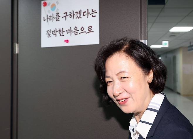 주식 차명거래 의혹에 휘말린 이춘석 의원의 사임으로 공석이 된 국회 법제사법위원회 위원장에 내정된 더불어민주당 추미애 의원이 6일 서울 여의도 국회 의원회관 내 자신의 의원실로 들어가고 있다./연합뉴스