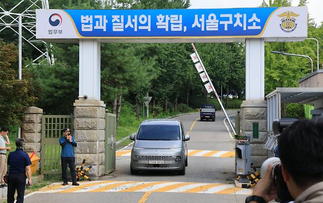 김건희 여사 의혹을 수사하는 민중기 특별검사팀이 7일 오전 윤석열 전 대통령에 대한 체포영장 재집행에 실패,경기 의왕 서울구치소를 나서고 있다. 2025.8.7 /박성원 기자