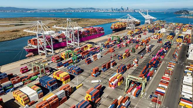 2025년 8월 미국 캘리포니아주 오클랜드에 있는 오클랜드 항구 운송 터미널에 화물 컨테이너가 놓여 있는 모습. /연합뉴스