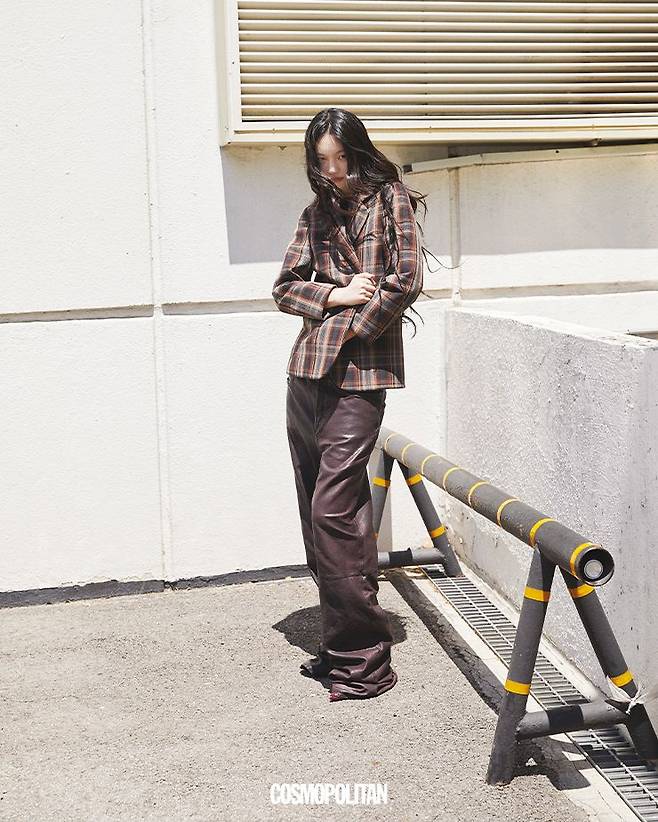 재킷 2백50만원, 레더 팬츠 가격미정 모두 Acne Studios. 스트랩 힐 가격미정 Jil Sander.