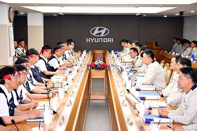 현대자동차 노사가 지난 6월 18일 울산공장 본관 동행룸에서 2025년 임금 및 단체협약을 위한 상견례를 하고 있다.ⓒ현대자동차