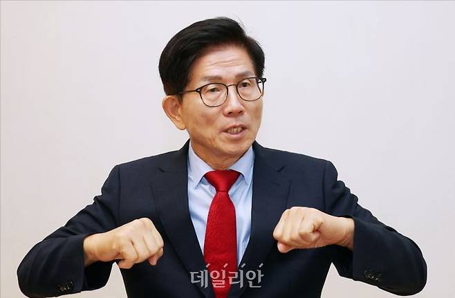 김문수 국민의힘 당대표 후보가 6일 오전 서울 여의도의 한 카페에서 데일리안과 인터뷰를 하고 있다. ⓒ데일리안 홍금표 기자