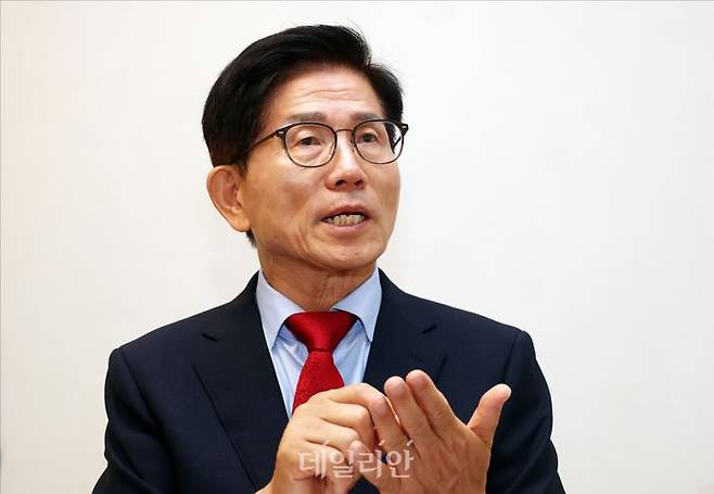 김문수 국민의힘 당대표 후보가 6일 오전 서울 여의도의 한 카페에서 데일리안과 인터뷰를 하고 있다. ⓒ데일리안 홍금표 기자