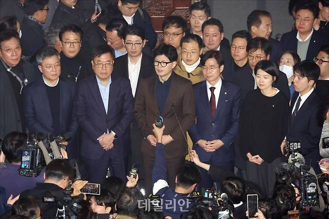 한동훈 국민의힘 전 대표가 지난해 12월 3일 윤석열 전 대통령이 선포한 비상계엄령해제요구안이 가결된 직후 국회 본청 본회의장 앞에서 입장을 밝히고 있다. ⓒ데일리안 홍금표 기자