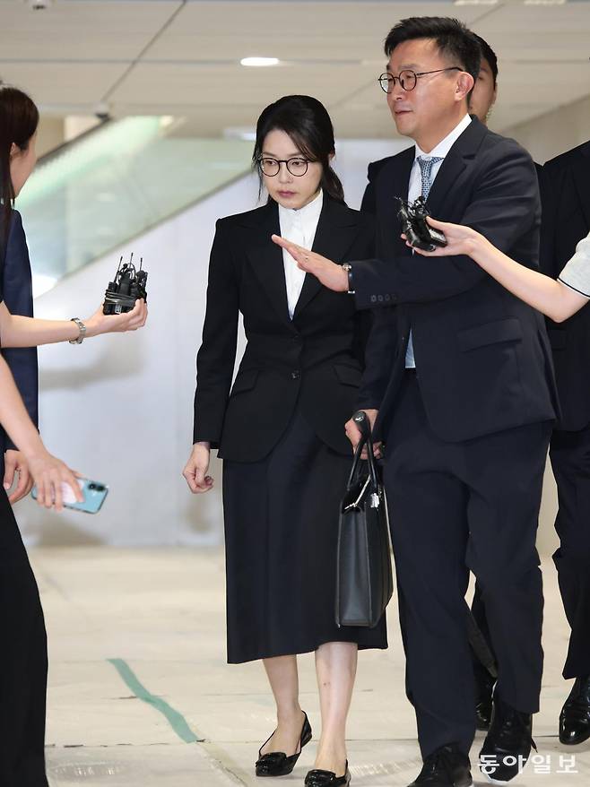 김건희 여사가 6일 오후 8시 52분경 서울 종로구 KT광화문빌딩웨스트에 있는 김건희 특검(특별검사 민중기) 사무실에서 조사를 마친 뒤 걸어 나오고 있다. 이날 오전 10시 23분부터 조사를 받기 시작한 김 여사는 총 10시간 29분간 특검 사무실에 머물렀다. 출석 당시엔 콘택트렌즈를 끼고 왔지만 오전 조사 중 뿔테 안경으로 갈아 쓴 김 여사는 취재진의 질문에 아무런 답을 하지 않은 채 자택으로 귀가했다. 송은석 기자 silverstone@donga.com