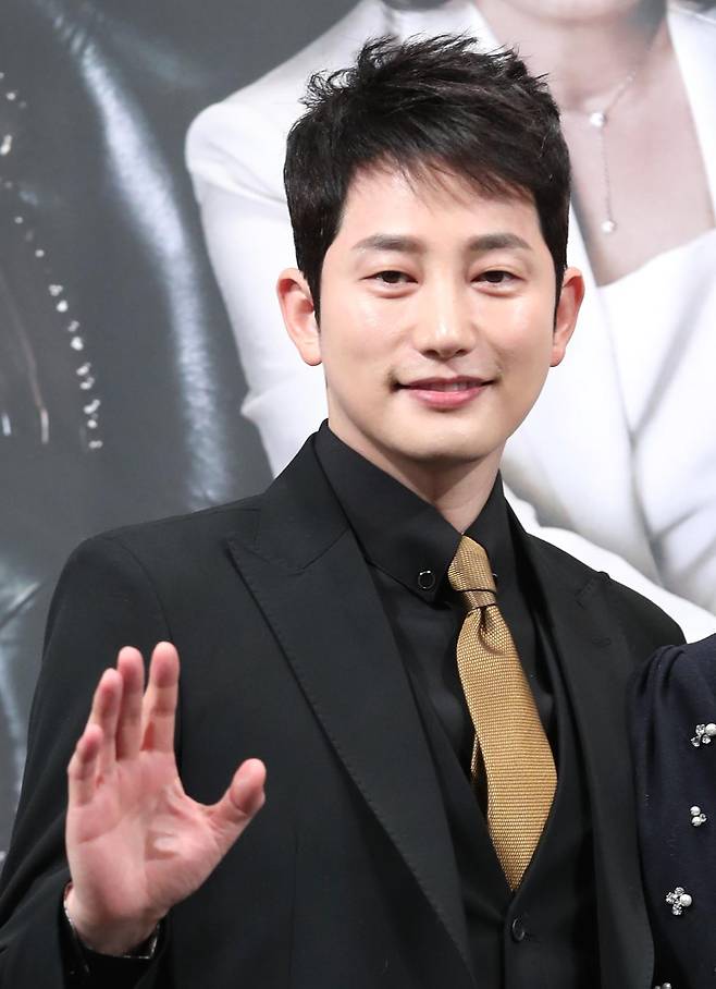 배우 박시후가 최근 온라인에서 확산된 ‘불륜 주선’ 의혹에 대해 사실무근 입장을 밝혔다. 뉴스1