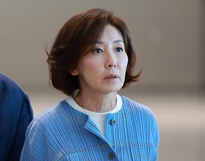 한미의원연맹 미국 방문단 공동단장 나경원 국민의힘 의원이 20일 인천국제공항 제2여객터미널을 통해 미국으로 출국하고 있다.   나 의원은 이날 SNS를 통해 전당대회 불출마를 선언했다. 2025.07.20 뉴시스