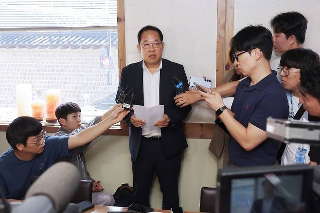김국일 보건의료정책관이 7일 서울 중구 달개비에서 3차 수련협의체 회의를 마친 뒤 취재진 질문에 답변하고 있다. 연합뉴스 제공