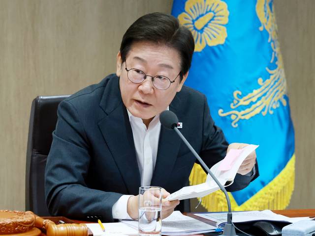 이재명 대통령이 지난달 29일 서울 용산 대통령실 청사에서 열린 국무회의에서 중대재해 근절대책 토론을 하고 있다.  [연합뉴스 제공]