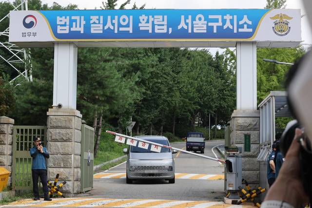 김건희 여사 관련 의혹을 수사하는 민중기 특별검사팀이 7일 윤석열 전 대통령의 체포에 실패한 뒤 경기도 의왕시 서울구치소를 나서고 있다. [연합뉴스]