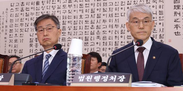 지난 7월1일 국회에서 열린 법제사법위원회 전체회의에 출석한 최재해(왼쪽부터) 감사원장과 천대엽 법원행정처장이 의원 질의를 경청하고 있다.<연합뉴스>