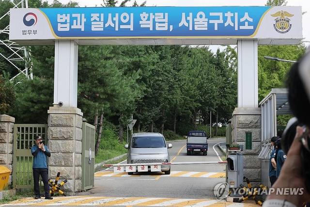 김건희 특검팀이 7일 윤석열 전 대통령의 체포에 실패한 뒤 경기도 의왕시 서울구치소를 나서고 있다. 연합뉴스