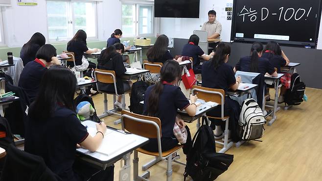 2026학년도 대학수학능력시험(수능)이 100일 앞으로 다가온 5일 오후 경남 창원시 성산구 창원문성고등학교에서 고3 수험생이 자율학습하고 있다. 올해 수능일은 오는 11월 13일이다. 2025.8.5. 연합뉴스