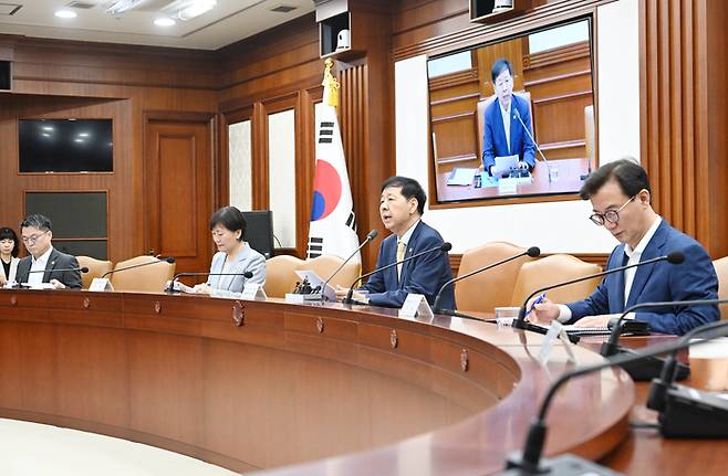 구윤철 부총리가 7일 정부서울청사에서 경제관계장관회의를 주재, 모두발언을 하고 있다.[기재부 제공]