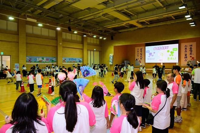 7일 경기 고양 삼성화재 글로벌캠퍼스 다목적홀에서 열린 '삼성 다문화청소년 스포츠 클래스 여름캠프'에서 학생들이 열띤 응원전을 펼치고 있다. 제일기획 제공
