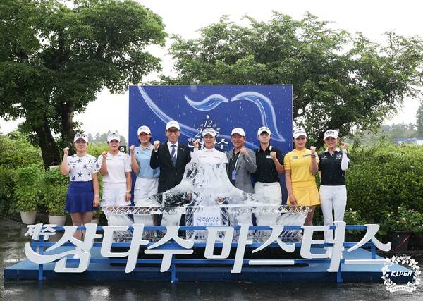 윤이나, 박성현, 방신실, 박현경, 고지우, 고지원, 황유민, 유현조 프로 등이 출전하는 2025년 한국여자프로골프(KLPGA) 투어 제12회 제주삼다수 마스터스. 공식 포토콜 행사에 참석한 임진영, 고지우, 방신실, 윤이나, 박성현, 박현경, 현세린 프로. 사진제공=KLPGA