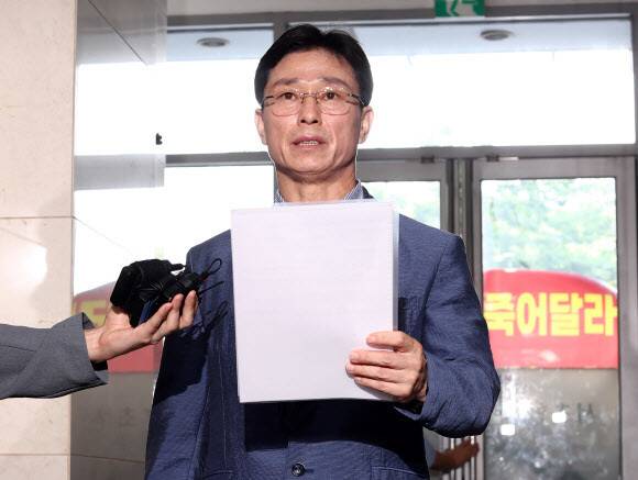 임성근 전 해병대1사단장이 피의자 신분으로 조사를 받기 위해 7일 서울 서초동 이명현 특별검사팀 사무실에 출석하며 입장문을 읽고 있다. 연합뉴스