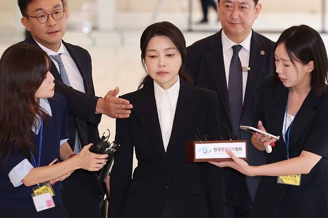 김건희씨가 지난 6일 민중기 특별검사팀 사무실에 피의자 신분으로 출석하고 있다. 공동취재사진