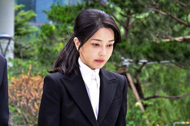 김건희 여사가 민중기 특별검사팀 소환조사에 응하기 위해 6일 서울 종로구 특검팀 사무실로 들어서고 있다. 전·현직 영부인이 피의자 신분으로 수사기관에 공개 출석하는 건 이번이 처음이다. 강예진 기자