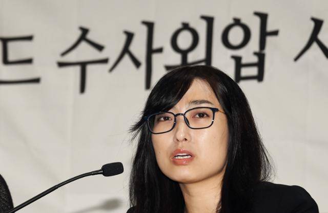 안미현 검사가 2018년 5월 15일 서울 서초구 변호사교육문화회관에서 기자회견을 열고 '문무일 검찰총장이 강원랜드 수사에 외압을 행사했다'며 수사를 요구하고 있다. 한국일보 자료사진