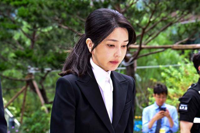 김건희 여사가 6일 서울 종로구 광화문 민중기 특별검사팀 사무실에 피의자 조사를 받기 위해 출석하고 있다. 강예진 기자