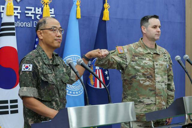 이성준 합동참모본부 공보실장(왼쪽)과 라이언 도널드 주한미군사령부 공보실장이 7일 서울 용산구 국방부 브리핑룸에서 25년 을지 자유의 방패(UFS) 연습 한미 공동브리핑을 하고 있다.