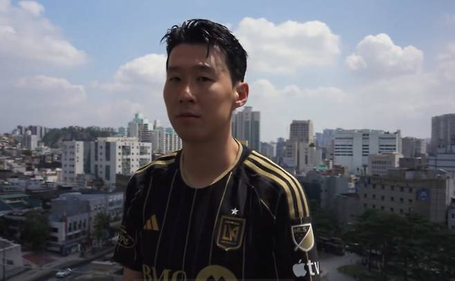손흥민이 서울 동대문에서 LAFC 유니폼을 입고 오피셜 사진을 찍었다. 사진=LAFC