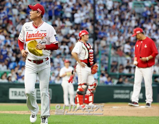 2025 KBO리그 프로야구 SSG 랜더스와 삼성 라이온즈의 경기가 7일 오후 인천SSG랜더스필드에서 열렸다. 4회초 2사 1,3루 선발 김광현이 6실점 후 강판되고 있다. 인천=김민규 기자 /2025.08.07/