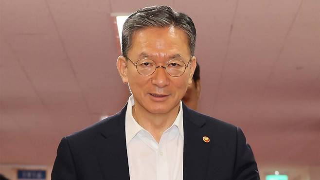 국무회의 참석하는 정성호 장관