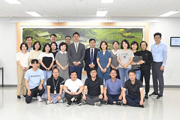 최재훈 달성군수와 정은주 부군수, 김성진 유가읍장 등이 고향사랑기부에 참여한 제8기 5급 승진리더과정 교육생들과 단체 촬영을 하고 있다 [사진=달성군]