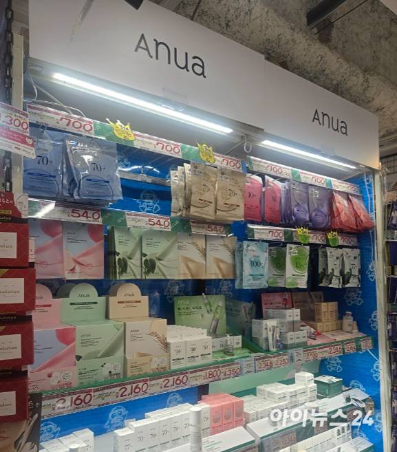 도쿄 신주쿠 시내 한 드럭스토어에 마련된 아누아 코너. [사진=박은경 기자]