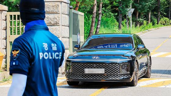 김건희 특검팀(특별검사 민중기)의 윤석열 전 대통령에 대한 체포영장 집행이 실패한 지난 1일 경기도 의왕 서울구치소에서 특검팀 차량이 서울구치소를 빠져나가고 있다. 뉴스1