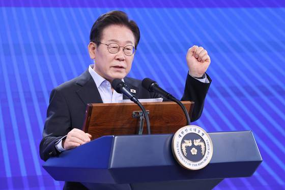 이재명 대통령이 지난달 31일 서울 종로구 정부서울청사에서 열린 고위공직자 워크숍 '국민주권시대, 공직자의 길'에서 특강을 하고 있다. 대통령실사진기자단