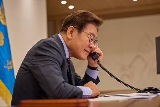 이재명 대통령이 지난 6월 12일 서울 용산구 대통령실 청사 집무실에서 르엉 끄엉 베트남 국가주석과 전화 통화를 하고 있다. 사진 대통령실