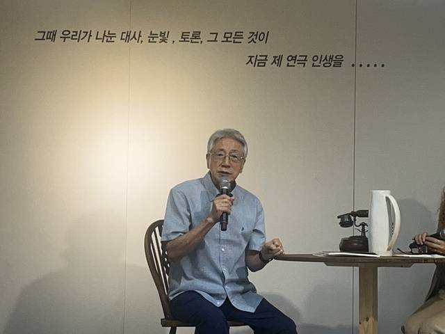 ▲ 최지순 연극인이 7일 춘천 아트프라자 갤러리에서 열린 ‘최지순 연극 아카이브: 시간을 잇다’에서 자신의 작품세계에 대해 소개하고 있다.