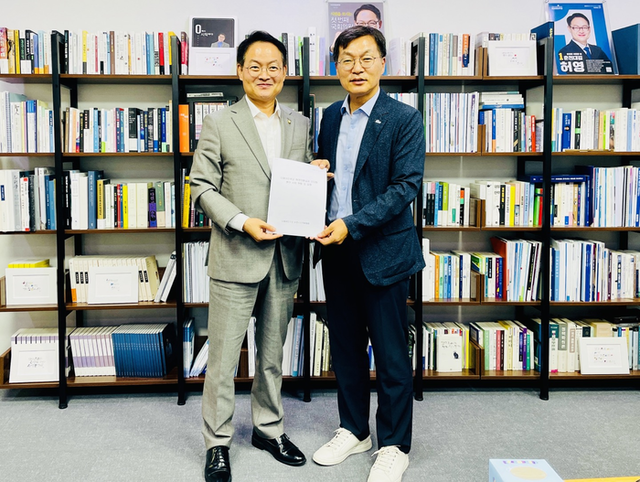 ▲ 더불어민주당 김중남 강릉지역위원장은 지난 6일 국회의원회관을 찾아 민주당 허영 원내정책수석부대표와 간담회를 갖고, 강릉지역 현안 해결 방안을 논의했다. 민주당 강릉지역위 제공.