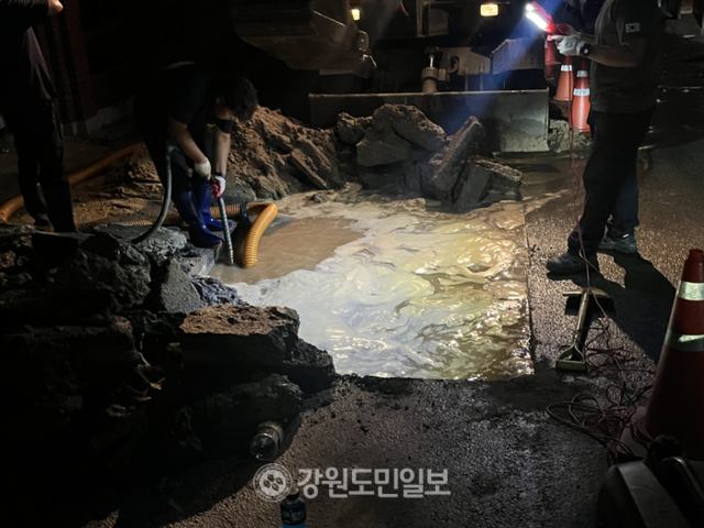 ▲ 7일 오후 8시 59분쯤 춘천 팔호광장 인근 주택가 도로에 상수도관 파열로 인한 누수가 발생해 당국이 보수공사를 하고 있다. 최수현 기자