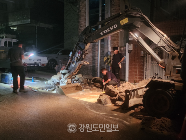 ▲ 7일 오후 8시 59분쯤 춘천 팔호광장 인근 주택가 도로에 상수도관 파열로 인한 누수가 발생해 당국이 보수공사를 하고 있다. 김현정 기자