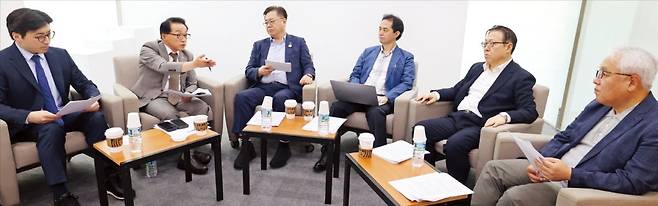 한국경제신문과 대한상공회의소가 6일 서울 세종대로 대한상의에서 연 ‘진짜 성장을 위한 기업 성장 생태계 해법’ 토론회에서 이호준 한국중견기업연합회 상근부회장(왼쪽 두 번째)이 발언하고 있다. 왼쪽부터 이주완 메가존클라우드 의장, 이 부회장, 박일준 대한상의 상근부회장, 백광엽 한경 수석논설위원, 박용린 자본시장연구원 부원장, 곽관훈 한국중견기업학회 회장.   /최혁 기자