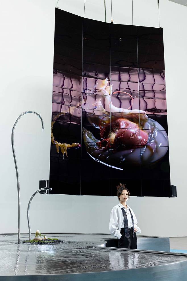 MMCA X LG OLED 시리즈 2025 <아가몬 대백과 : 외부 유출본> 전시장에서 추수 작가. (c) 박충열