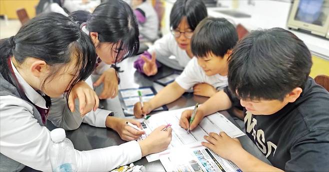 경북 포항 포은중학교 학생들이 포스코1%나눔재단의 ‘상상이상 사이언스’ 생물다양성 교육에 참여하고 있다. /포스코 제공