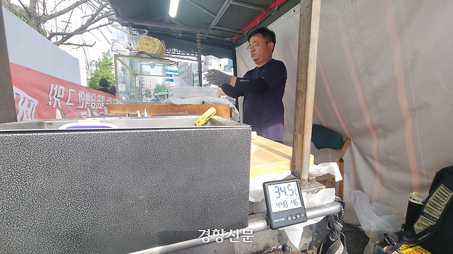 지난 5일 서울 서대문구 지하철 신촌역 근처에서 옛날호떡 노점을 운영하는 이상옥씨(47)가 폭염 속에서 호떡을 만들고 있다. 강한들 기자