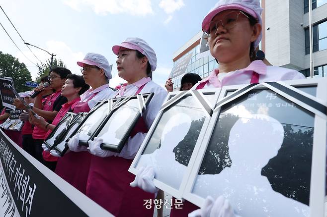 전국학교비정규직노동조합 소속 조합원과 급식노동자들이 7일 서울 종로구 국정기획위원회 앞에서 급식실 폐암 산재 사망 대책을 촉구하는 기자회견을 하고 있다. 한수빈 기자