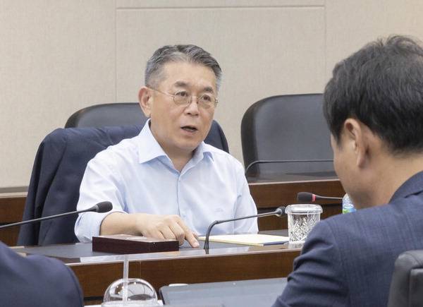 지난 6일 한국남부발전 김준동 사장이 ‘CEO 긴급 안전현안 점검회의’를 주재하고 있다.  한국남부발전 제공